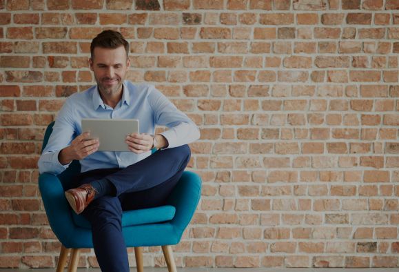 Młoda kobieta optymalizująca kampanię Google Ads