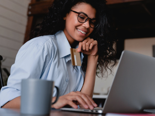 Kobieta używająca systemu rezerwacji na stronie internetowej